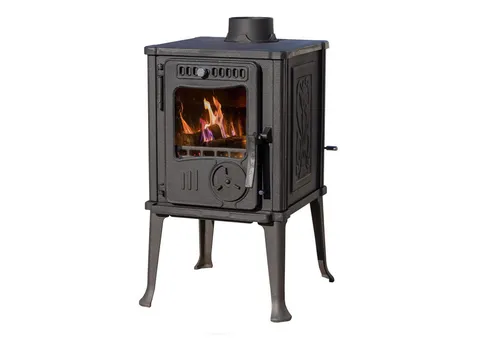 Guca Iskra Kaminofen 6 kW aus Gusseisen - Kaminofen der Energieeffizienzklasse A+, bietet langlebige Strahlungswärme und elegantes Design. Ideal für kleine bis große Räume, mit Sichtfenster und einfacher Aschereinigung.