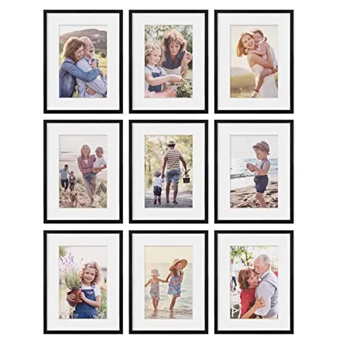 PHOTOLINI Bilderrahmen 30x40 Schwarz Holz MDF, 9er Set mit Passepartout - Elegantes 9er Set Bilderrahmen 30x40 cm aus stabiler MDF-Holz-Optik. Bruchsicheres Acrylglas schützt Ihre Fotos und Poster. Ideal für kreative Wandgestaltungen in jedem Raum.
