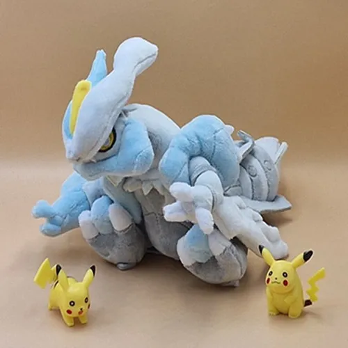 POKÉMON Kuscheltier Kyurem - 19 cm Plüsch von Pokémon Center - Kuscheltiere, hochwertiges Kyurem Plüschtier aus der Pokémon FIT-Kollektion, perfekt für Fans und Sammler, ideal als Geschenk zu jedem Anlass.