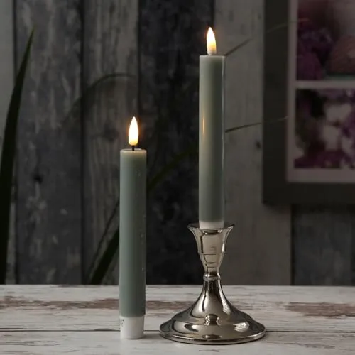 LED Stabkerzen MIA - Echtwachs mit 3D Flamme, 15cm - 2er Set in Salbeigrün - Hochwertige LED Stabkerzen aus Echtwachs mit realistischer 3D Flamme. Ideal für romantische Tischdekorationen, langlebig mit bis zu 300 Stunden Leuchtdauer und bequem steuerbar über Fernbedienung.