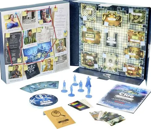 Cluedo Adventskalender: Secrets Under Snowfall - Adventskalender mit spannender Kriminalgeschichte, die 24 Tage lang Rätsel und Hinweise enthüllt. Ideal für Familien und Brettspielliebhaber, die das Geheimnis um Dr. Schwarz lösen möchten.
