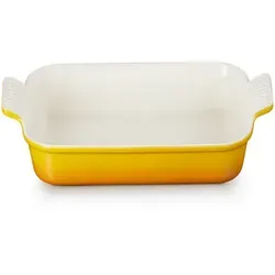Le Creuset Rechteckige Auflaufform Tradition 26 cm - Auflaufform aus hochwertigem Steinzeug, ideal für gleichmäßiges Garen und perfekte Ergebnisse, 2.4 Liter Volumen, in strahlendem Nectar-Farbton.