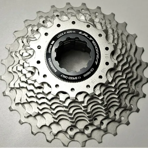 Shimano Ultegra CS-R8000 11-fach Kassette - Hochwertige 11-fach Kassette für Rennräder mit 14-28Z Übersetzung, leichtes Aluminium und Carbon, ideal für präzise Schaltvorgänge und optimale Leistung.