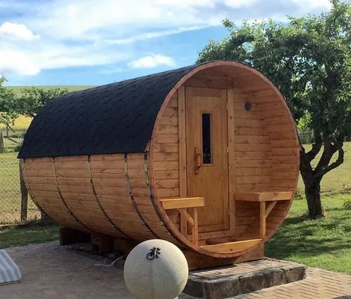 Barrelsauna Naturfasssauna - Outdoor-Wellnessfass für 8 Personen - Genießen Sie entspannende Stunden in dieser hochwertigen Naturfasssauna. Mit einem Durchmesser von 1,97 m und einer elektrischen Heizmethode ist sie ideal für den Außenbereich geeignet.