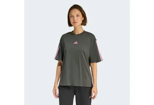 adidas Sportswear T-Shirt ESSENTIALS 3-STREIFEN BOYFRIEND - Sportliches T-Shirt von adidas Sportswear mit lockerer Passform und Rundhalsausschnitt. Ideal für Training und Freizeit. Aus hochwertiger Baumwolle für höchsten Tragekomfort. Kombiniere es mit deiner Lieblingssporttasche!