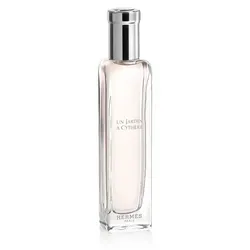 Hermès Un Jardin à Cythère Eau de Toilette Spray 15 ml - Erleben Sie die frischen und blumigen Noten von Hermès Un Jardin à Cythère. Dieses Eau de Toilette in praktischer 15 ml Größe ist ideal für unterwegs und verleiht Ihnen einen Hauch von Eleganz.