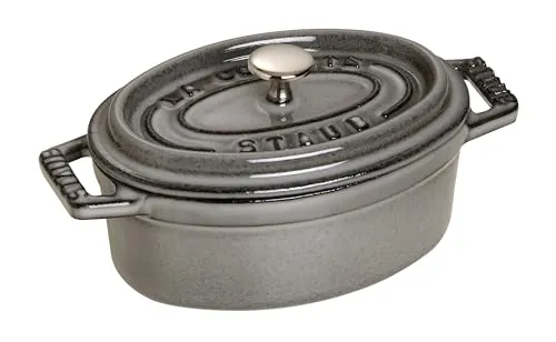 STAUB Mini Cocotte oval 11 cm - Graphitgrau - Auflaufform aus Gusseisen für energiesparendes Kochen auf allen Herdarten, inklusive Induktion. Ideal für kleine Portionen, mit spezieller Tropfenstruktur im Deckel für saftige Ergebnisse.