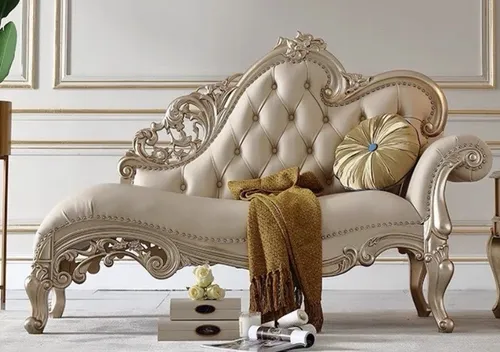 Klassische Chaiselongue mit Holzrahmen und Kunstlederbezug - Elegante Chaiselongue im klassischen Chesterfield-Stil, ideal für Schlafzimmer und Wohnzimmer. Komfortable Sitzhöhe von 44 cm und stilvolles Design mit goldfarbenem Rahmen.