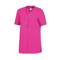 Leiber Damen Kasack kurzarm fuchsia mit Druckknopfleiste - Eleganter Damen Kasack in fuchsia mit praktischen Taschen und Druckknopfleiste, ideal für den professionellen Einsatz. Hergestellt aus pflegeleichtem Material für höchsten Tragekomfort.