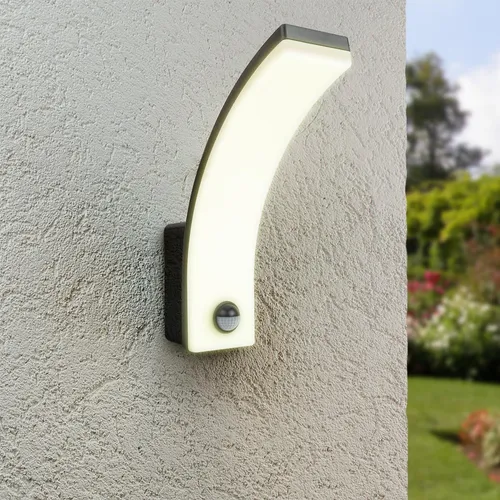 LED Wandleuchte Curve 20W mit Bewegungsmelder - LED Außenwandleuchte in anthrazit, energieeffizient mit IP65 Schutzart und 2 Jahren Garantie. Ideal für die sichere Außenbeleuchtung mit Bewegungsmelder.