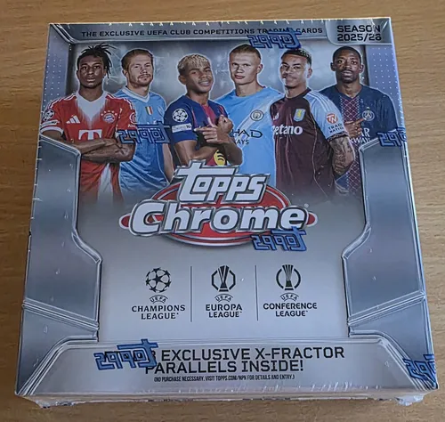 2025/26 Topps Chrome UEFA Club Competitions Mega Box - Entdecke die 2025/26 Topps Chrome UEFA Club Competitions Mega Box. Mit hochwertigen Karten der UEFA Champions League, Europa League und Conference League ist sie ideal für Sammler. Enthält exklusive Parallels und die Chance auf seltene Inserts.