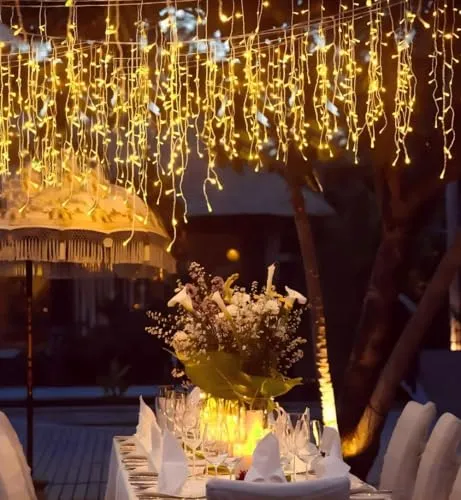 Quntis Erweiterbar 144 LED 4m×0,6m Lichtervorhang Eisregen Außen, IP44 Lichterkettenvorhang Warmweiß, Weihnachtsdeko Innen Fenster, Eiszapfen Regenlichterkette, Weihnachtsbeleuchtung Balkon Terrase