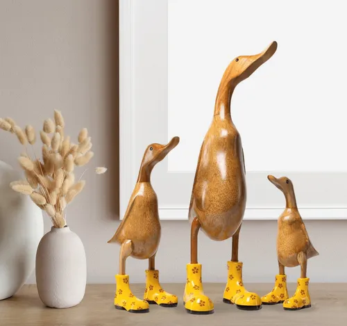 Rikmani Dekofigur Holzfigur Ente Stiefel - Handgefertigte Holzkunst - Dekofiguren aus drei Holzarten, handgefertigt und einzigartig. Perfekt für Wohnzimmer oder als Geschenk zu besonderen Anlässen.
