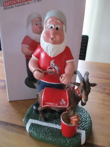 1.FC Köln Gartenzwerg Hennes IX Rot - Gartenzwerg Hennes IX, das perfekte Fanartikel für 1.FC Köln Anhänger, bringt Vereinsstolz in jeden Garten!