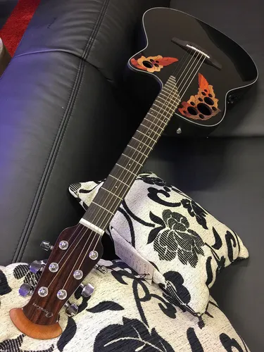 Ovation Celebrity Elite CE44 Mid Cutaway Black - Gitarren, hochwertige massive Fichtendecke und Ovation CP-100 Slimline Pickup für erstklassigen Klang und Performance.