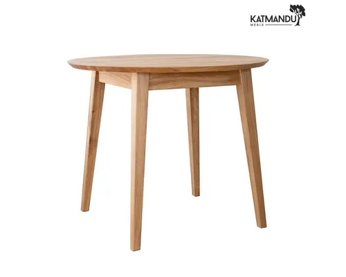 Katmandu Orbetello Esstisch rund 90 cm aus massiver Eiche - Der Orbetello Esstisch vereint zeitloses Design und Stabilität. Mit einem Durchmesser von 90 cm und geölter Oberfläche ist er ideal für Küche oder Esszimmer. Jedes Stück ist einzigartig dank individueller Maserung.