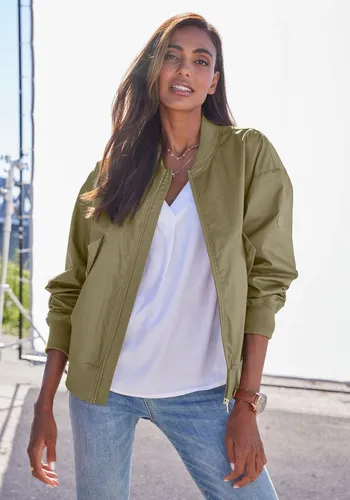 French Connection Blouson mit College-Kragen in Khaki - Funktionsjacke aus 100% Baumwolle, lässig geschnitten mit praktischem College-Kragen und zwei Eingrifftaschen für optimalen Tragekomfort.