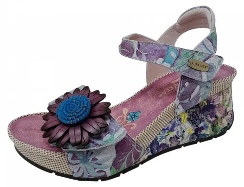 Laura Vita Damen Sandalette Barry mit Blumenmuster und Keilabsatz in Violett, Größe 38 EU - Entdecke die modische Keilsandalette von Laura Vita! Mit floralen Details aus hochwertigem Leder und einer bequemen Passform durch zwei Klettverschlüsse. Die Plateausohle verleiht dir einen eleganten Look und lässt deine Beine länger erscheinen. Ideal für besondere Anlässe!