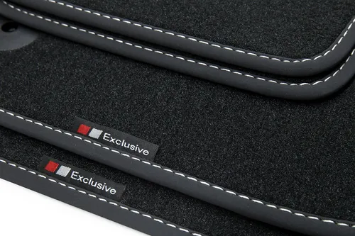 Exclusive-line Design Fußmatten für VW Golf 5, 6 & Scirocco 3 - Premium Velours-Fußmatten in Schwarz, 100% passgenau mit einfacher Installation und rutschfester, wasserfester Oberfläche. Ideal für Innenausstattung von VW-Fahrzeugen.