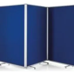 Magnetoplan Präsentationswand Filz Royalblau - Beidseitig verwendbare, zusammenklappbare Pinntafel für flexiblen Einsatz in Schulen und auf Messen. Mit stabilen Rollen und beeindruckender Präsentationsfläche von 3,61 x 1,80 m.