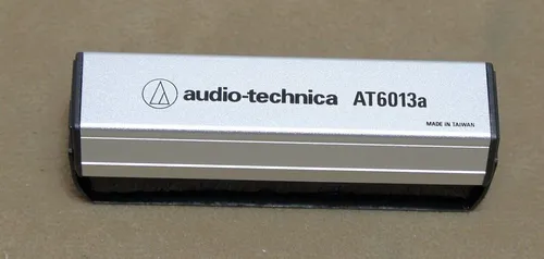 Audio-Technica AT6013a Dual-Action Schallplatten-Bürste - Plattenspieler-Zubehör mit antistatischer Wirkung, ideal für die schonende Reinigung von Schallplatten und optimalen Klanggenuss.