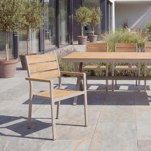 Riess-Ambiente Gartenstuhl DESIGNO - Stapelbar, wetterfest, Aluminium in Holzoptik - Moderner Gartenstuhl mit Armlehnen, ideal für Balkone und Terrassen. Pflegeleicht und wetterfest, bietet er hohen Komfort und ist perfekt kombinierbar mit Gartentischen DESIGNO.