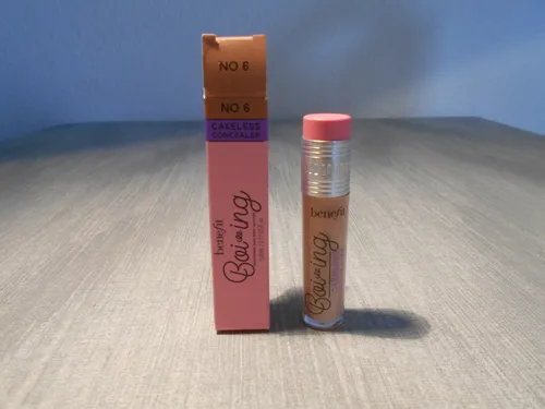 Benefit Cosmetics Boi-ing Cakeless Concealer 5 ml - Fly High Medium Cool - Concealer mit 24h Halt und wasserfester Formel, kaschiert Unreinheiten und sorgt für eine glatte, natürliche Deckkraft ohne Caking-Effekt.