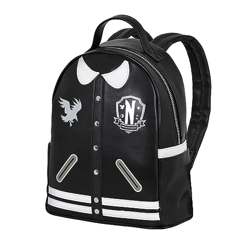 Wednesday Varsity Casual Rucksack, Schwarz - Stylischer Tagesrucksack mit einem Hauptfach und Reißverschluss, ideal für den urbanen Alltag. Verstellbare Schulterriemen und praktische Seitentaschen bieten zusätzlichen Komfort.