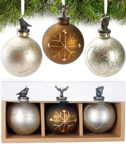 BRUBAKER 3er Set Weihnachtskugeln aus Glas - Handbemalt mit Porzellanfiguren - Exquisites 3er Set handbemalter Weihnachtskugeln aus Glas (8 cm) mit liebevollen Porzellanfiguren. Verleihen Sie Ihrem Weihnachtsbaum eine elegante Note und schaffen Sie eine festliche Atmosphäre in Ihrem Zuhause.