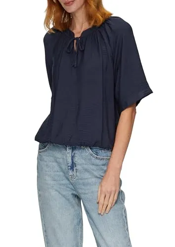 s.Oliver Strukturierte Bluse im O-Shape mit Raffdetails in Navy - Damenblusen mit relaxtem O-Shape, fließendem Stehkragen und Raffdetails, ideal für einen lässigen, eleganten Look.