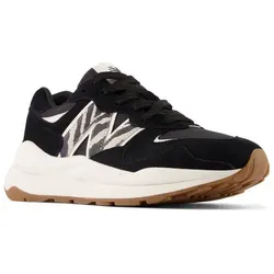 New Balance 5740 Sneakers Laag - Schwarz - Größe 41 - Sportliche Freizeitsneaker im Retro-Look mit normaler Passform und Schnürverschluss. Obermaterial aus Wildleder und Mesh, ausgestattet mit EVA Foam Dämpfung für hohen Tragekomfort.