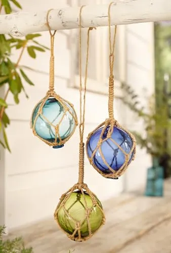 Deko Glas Kugeln 3er Set im Fischer Netz - Maritime Gartenfiguren, wetterfeste und farbenfrohe Glas Kugeln, ideal für Balkon und Veranda, sorgen für eine fröhliche Atmosphäre.