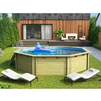 Karibu Pool 3 Set A mit Filteranlage und Skimmer - Massivholzpool aus witterungsbeständigen Blockbohlen, ideal für Gartenfreuden. Mit 21 m³ Volumen und einfacher Folieninstallation für langlebigen Badespaß.