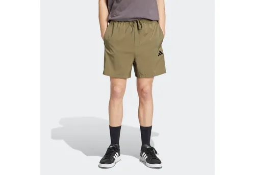 Adidas Essentials 3-Streifen Chelsea Shorts - grün - Laufhosen aus 100 % recycelten Materialien, bieten Komfort und modernen Style für jeden Tag, ideal zum Chillen oder Unterwegs.