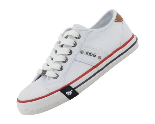 Mustang Damen Canvas Sneaker Weiß - Trendige, atmungsaktive Canvas Sneaker für Damen in klassischem Weiß. Ideal für die Freizeit, mit bequemer Passform und abriebfester Sohle für optimalen Komfort.