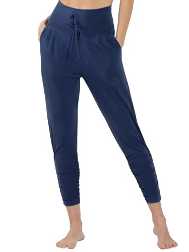 Magadi Yogahose Francis Navy aus Naturmaterial M - Vielseitige Yoga-Hose FRANCIS in Navy, ideal für jede Yoga-Praxis. Mit verstellbarem Bund und elastischen Nähten für perfekten Sitz und Komfort. Aus weicher Bio-Baumwolle und nachhaltigem TENCEL – für ein gutes Gefühl beim Training.