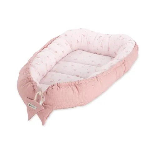 Babynest Neugeborene – Zweiseitiger Baby-Kokon aus Baumwolle – 2 in 1 Nest & Wickelauflage (Blümchen) - Flexibles 2 in 1 Design: Als kuscheliges Babynest oder Wickelauflage nutzbar. Zweiseitige Baumwolle sorgt für Komfort und ist ideal für FabiMax Beistellbetten. Maße: ca. 90 × 55 cm zusammengezogen, ca. 100 × 60 cm offen.