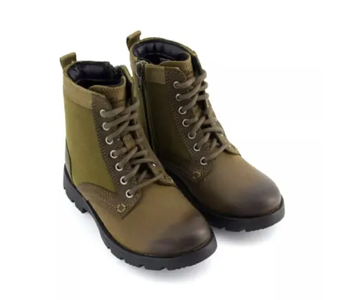 Clarks Heath Chard T Halblange Stiefel, Khaki Leder - Stiefel für Jungen, robustes Leder-Obermaterial und bequeme Schnürsenkel für optimalen Halt und Stil.