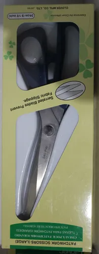 Clover CL493L Schere - 9.5in Edelstahl Silber/Blau - Scheren für präzises Schneiden, aus hochwertigem Edelstahl mit gezahnten Blättern, ideal für mehrere Stofflagen und kreative Projekte.