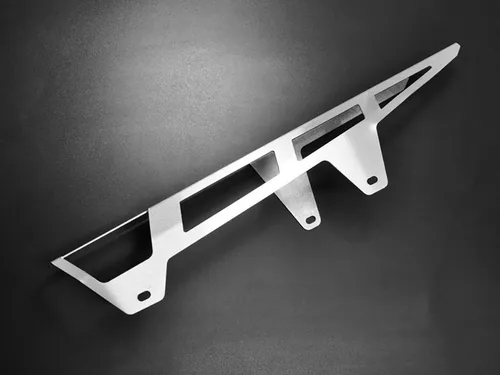ZIEGER Kettenschutz für Kawasaki Z 800/e (2013-2016) - Silber - Kettenschutz aus geschliffenem Edelstahl, schützt optimal vor Schmutz und Steinschlägen. Hergestellt in Deutschland, einfache Montage für anspruchsvolle Fahrer.