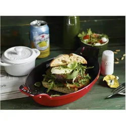 STAUB Ovalform Auflaufform Kirschrot 24 cm - Hochwertige Auflaufform aus Gusseisen, ideal für alle Herdarten inkl. Induktion. Perfekt zum energiesparenden Kochen und stilvollen Servieren von Gerichten.