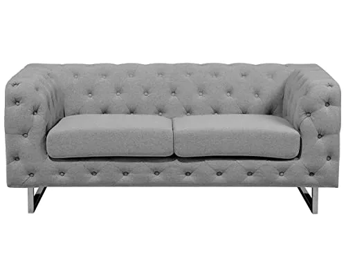 Sofa VISSLAND Stoff Hellgrau 2-Sitzer - Elegantes 2-Sitzer Sofa im Chesterfield Stil, bietet hohen Sitzkomfort mit dicken Polsterungen und stabilen Edelstahlfüßen. Ideal für glamouröse Wohnräume.