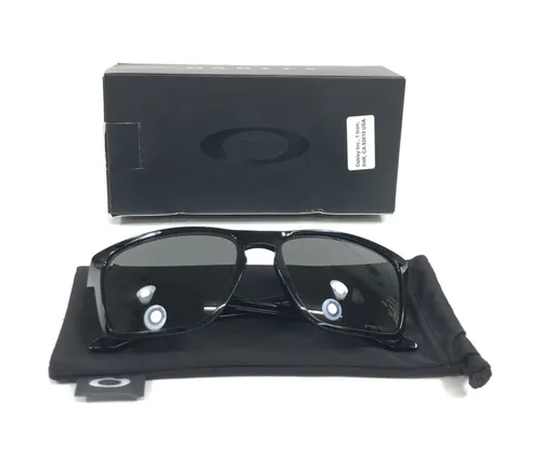 Oakley Sylas Polished Black / Prizm Grey Sportbrille - Sportbrille mit leichtem Rahmen und Prizm-Glastechnologie für verbesserte Sicht. Kompatibel mit Kopfbedeckungen und ideal für aktive Sportler, die höchsten Tragekomfort suchen.