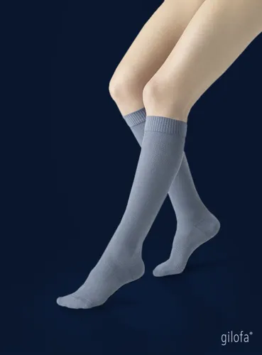 Gilofa Kompressiver Vitalkniestrumpf CCL1 L-II in Marine - Sportsocken mit hochwertiger Baumwolle, bieten optimale Kompression und Unterstützung für aktive Beine während des Sports.