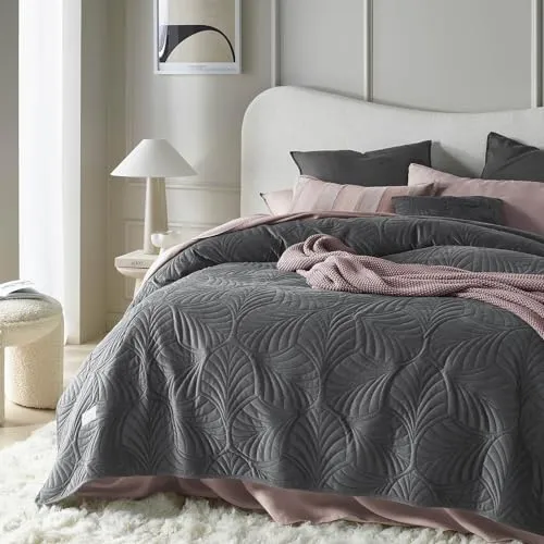 room99 Feel Elegante Tagesdecke in Dunkelgrau 200 x 220 cm Vielseitige Wohndecke Bettüberwurf oder Sofaüberwurf Überwurfdecke für Bett und Sofa Steppdecke Stil Ideal als Bedspread Velvet Samt