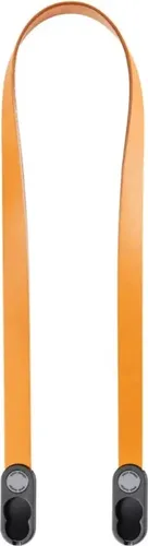 Peak Design Form Leather Camera Strap Amber Neck - Kameragurt aus hochwertigem Leder in Amber, bietet optimalen Tragekomfort und stilvolles Design für Fotografen.