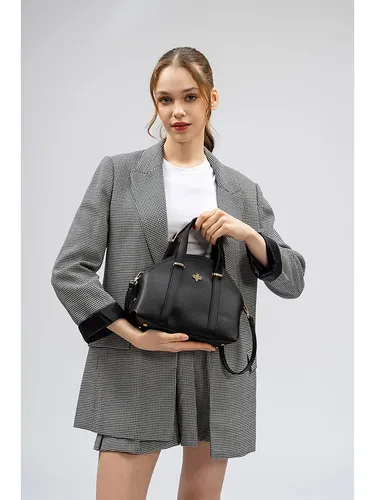 Lucky Bees Henkeltasche Schwarz - Stilvolle Damenhandtasche (B)27 x (H)20 x (T)10 cm - Die Lucky Bees Henkeltasche in elegantem Schwarz bietet vielseitige Tragemöglichkeiten. Mit verstellbarem Umhängeriemen und praktischem Reißverschluss ist sie ideal für den Alltag.