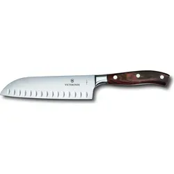 Victorinox Grand Maître Santokumesser mit Kullenschliff - Küchenmesser mit 17 cm Klinge, geschmiedet und perfekt ausgewogen. Der ergonomische Ahornholzgriff sorgt für höchsten Komfort beim Schneiden von Fleisch, Gemüse und mehr.