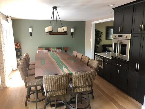 Esstisch River Table Massiv 240x100 – Eleganter Flusstisch mit Epoxidharz - Moderner Esstisch aus massivem Holz, ideal für bis zu 10 Personen. Mit einzigartigem Design und stabiler Bauweise ist er perfekt für Ihr Esszimmer geeignet.