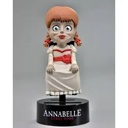 The Conjuring Universe Annabelle Body Knocker Figur 16 cm - Beige - Solarbetriebene Wackelfigur von Annabelle aus „The Conjuring“ – schwingt sanft bei Lichteinfall. Perfekt für Sammler und Horror-Fans, ideal für Schreibtisch oder Regal.